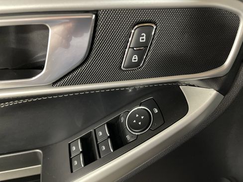 Used 2022 Ford Explorer XLT w/ Equipment Group 202A image 8