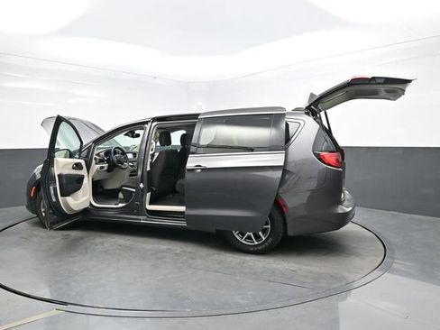 Used 2023 Chrysler Voyager LX image 42