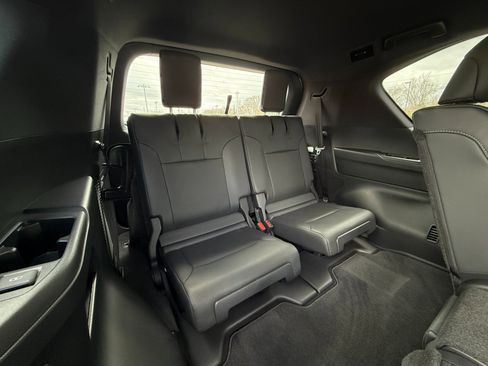 Used 2023 Lexus LX 600 4WD w/ Luxury Package image 32