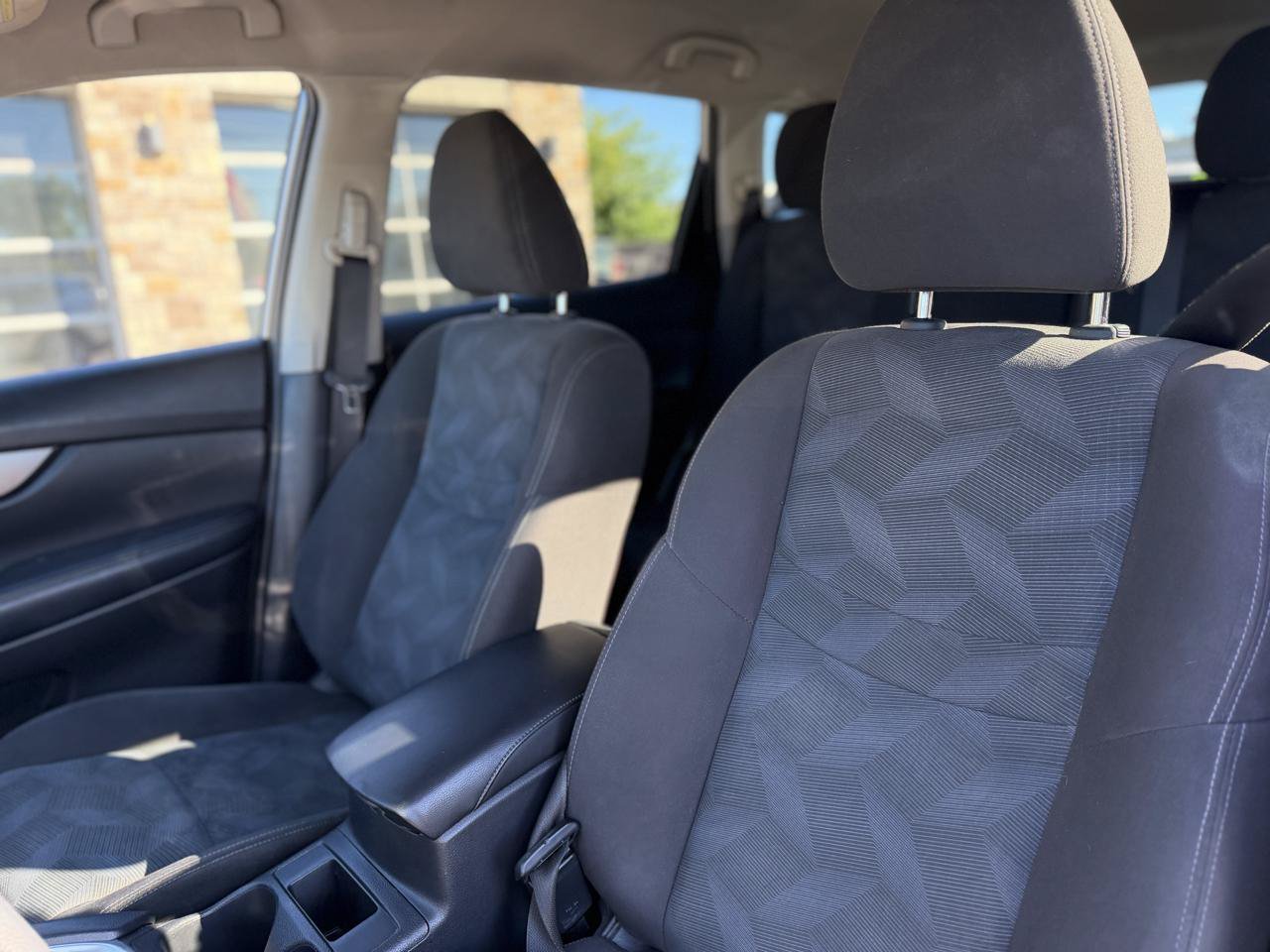 Used 2016 Nissan Rogue SV FWD image 13