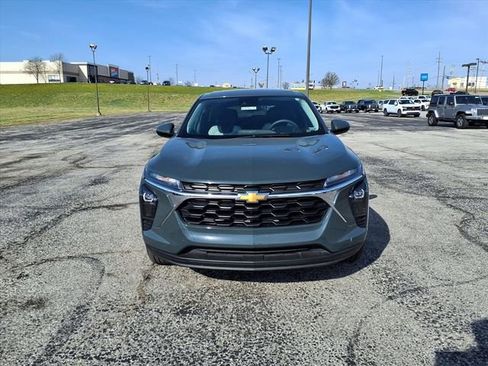 Used 2025 Chevrolet Trax LS w/ LS Convenience Package FWD image 2