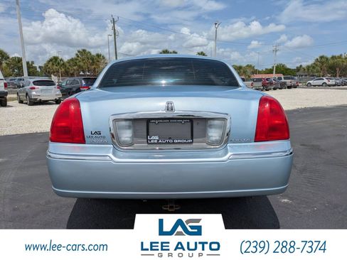 Used 2011 Lincoln Town Car Signature Limited RWD image 4