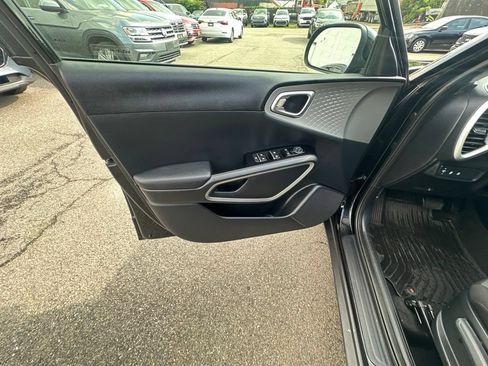 Used 2023 Kia Soul LX w/ LX Technology Package FWD image 9