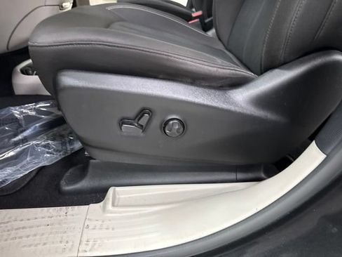 Used 2020 Chrysler Voyager LX FWD image 5
