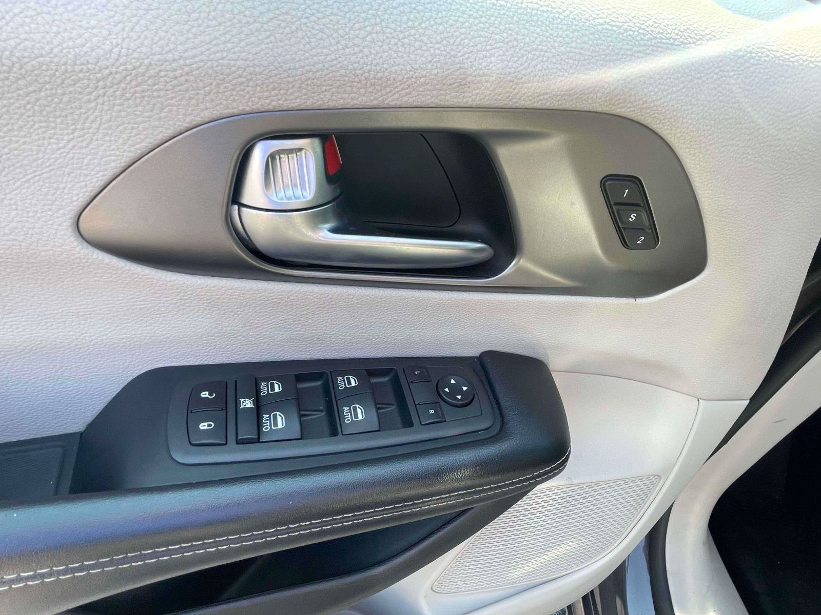 Used 2022 Chrysler Pacifica Touring-L w/ Uconnect Theater Family Group FWD image 12