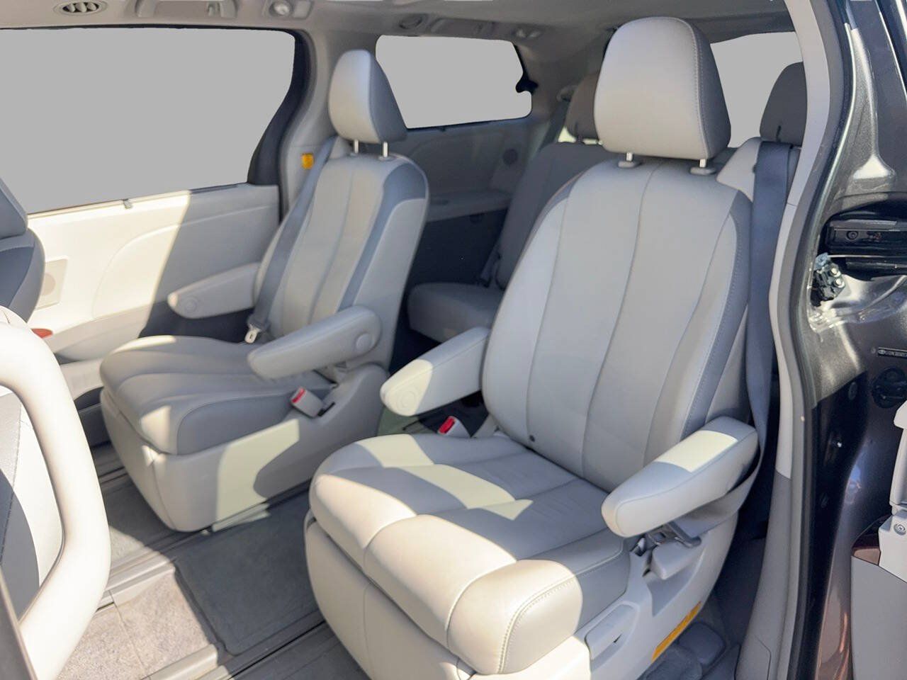Used 2013 Toyota Sienna Limited w/ Premium Pkg FWD image 19