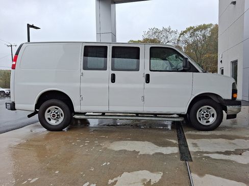 Used 2023 GMC Savana 2500 w/ Driver Convenience Package image 7
