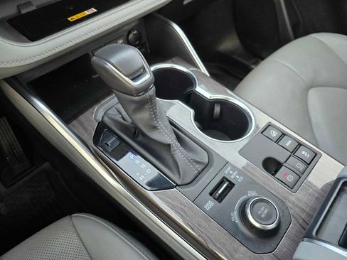 Used 2024 Toyota Highlander Platinum image 40
