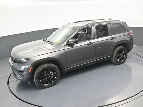 Used 2023 Jeep Grand Cherokee Altitude image 52