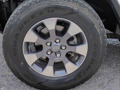 Used 2018 Jeep Wrangler Unlimited Sahara AWD/4WD image 11