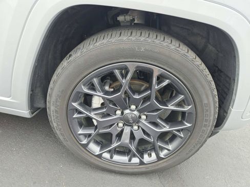Used 2025 Jeep Grand Cherokee Summit AWD/4WD image 17