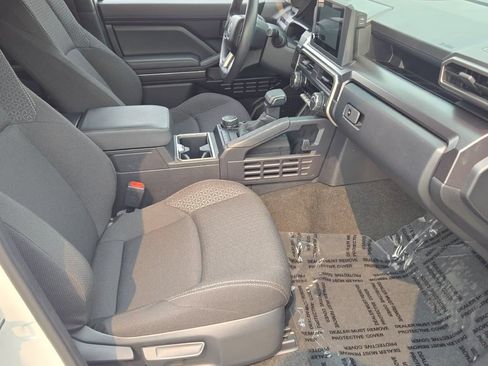 Used 2025 Toyota 4Runner SR5 AWD/4WD image 5