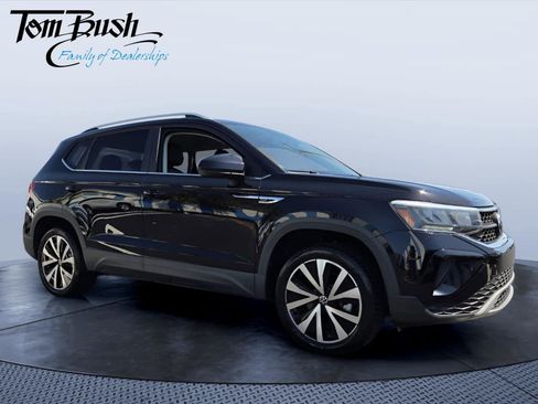 Used 2022 Volkswagen Taos SE image 1