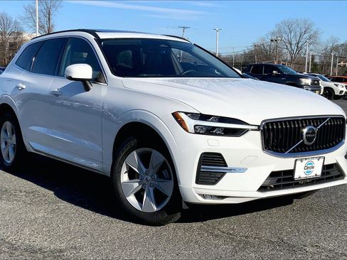 Used 2022 Volvo XC60 B5 Momentum w/ Climate Package image 2