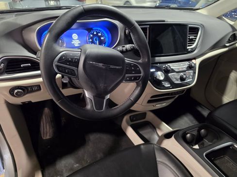 Used 2024 Chrysler Pacifica Touring-L FWD image 4