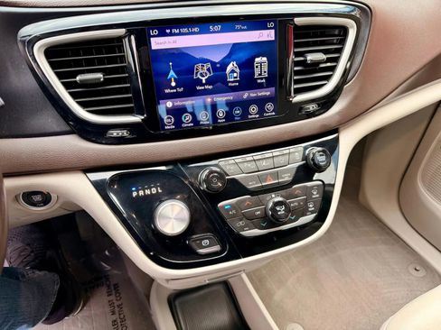 Used 2020 Chrysler Pacifica Touring-L Plus image 20