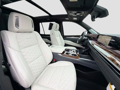 New 2026 Cadillac Escalade Platinum Sport w/ LPO, ONYX Package image 32