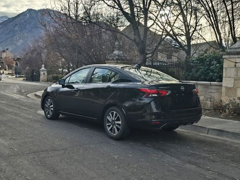 Used 2025 Nissan Versa SV image 4