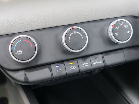 Used 2023 Hyundai Elantra SE image 15