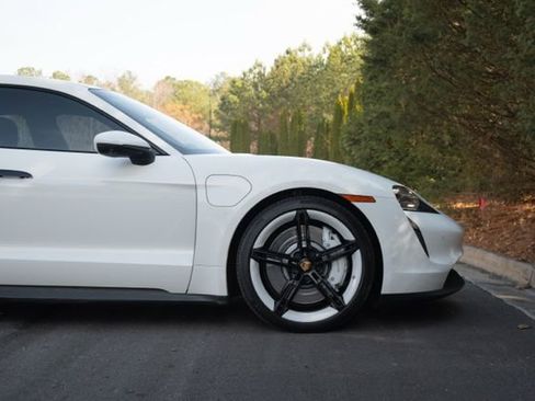 Used 2022 Porsche Taycan image 12