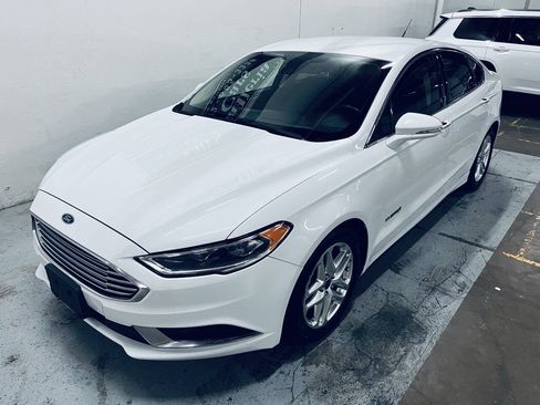 Used 2018 Ford Fusion SE w/ Equipment Group 602A FWD image 3