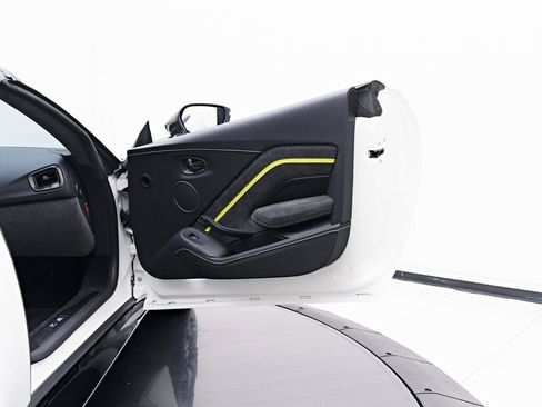 Used 2023 Aston Martin V8 Vantage Roadster image 37