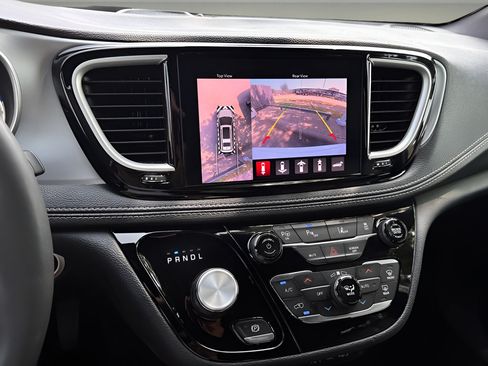 Used 2024 Chrysler Pacifica Limited FWD image 8