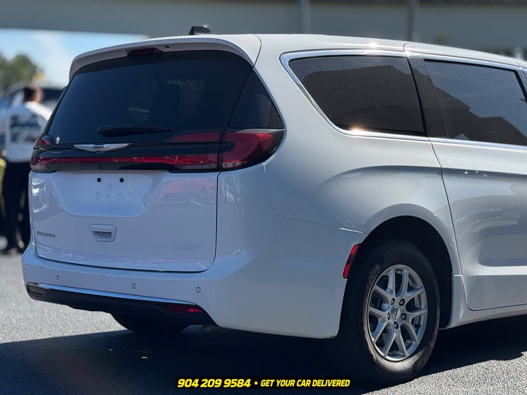 Used 2025 Chrysler Pacifica Select FWD image 6