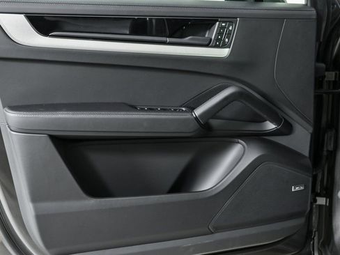 Certified 2025 Porsche Cayenne Coupe image 6