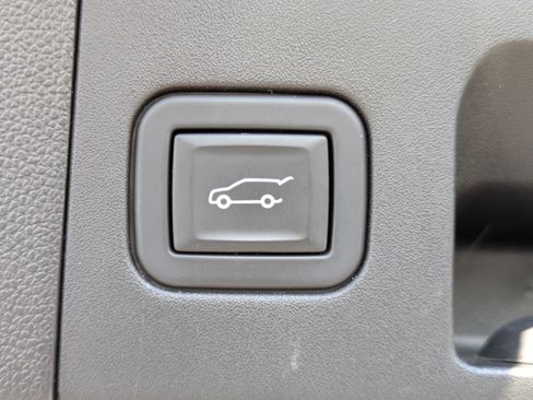 Used 2023 Cadillac XT4 Luxury w/ Cold Weather Package image 8