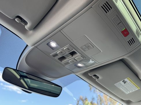 Used 2025 Volkswagen Taos SE AWD/4WD image 30