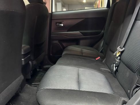 Used 2016 Mitsubishi Outlander ES image 21