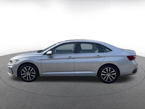 Used 2025 Volkswagen Jetta SE image 8