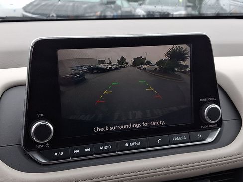 Used 2025 Nissan Rogue SV FWD image 18