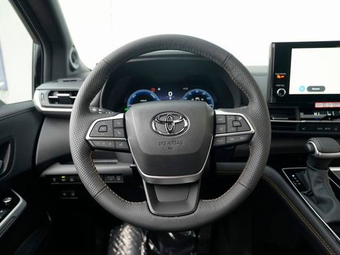 Used 2025 Toyota Sienna XLE Woodland Edition image 38