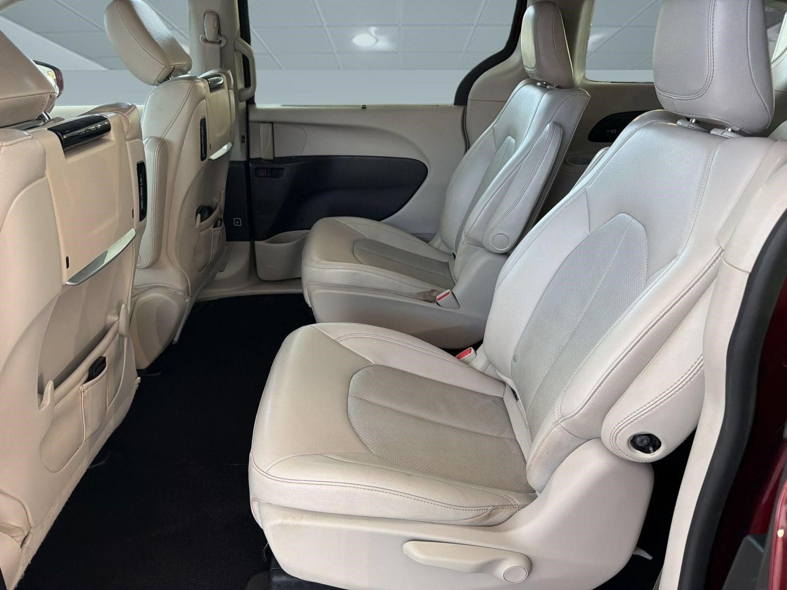 Used 2021 Chrysler Pacifica Touring-L w/ Uconnect Theater Family Group FWD image 25