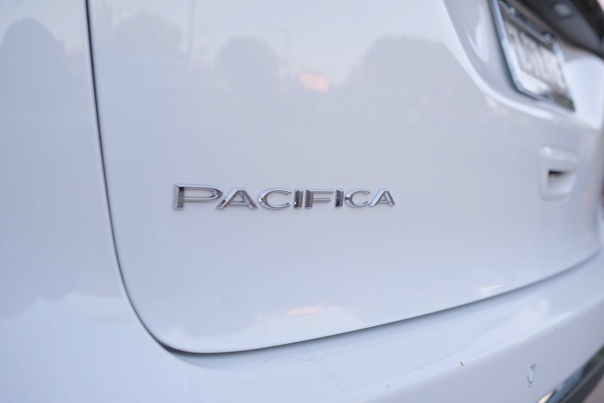 Used 2024 Chrysler Pacifica Touring-L FWD image 44