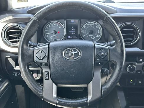 Used 2017 Toyota Tacoma TRD Off-Road AWD/4WD image 38