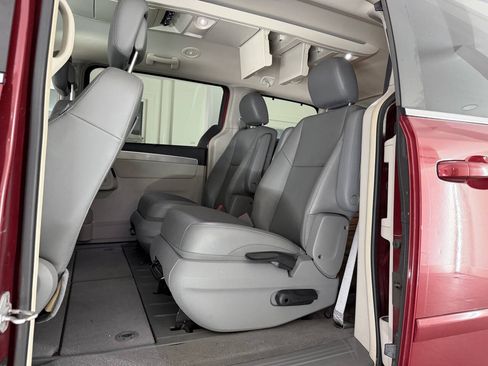 Used 2012 Volkswagen Routan SE FWD image 20