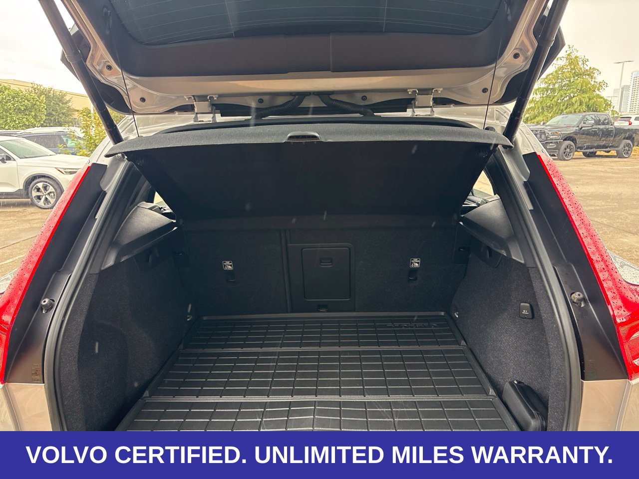 Used 2023 Volvo XC40 B5 Plus w/ Protection Package Premier AWD/4WD image 9