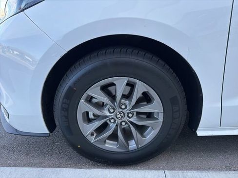 Used 2024 Toyota Sienna LE image 4