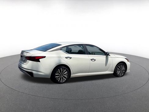 Used 2025 Nissan Altima 2.5 SV FWD image 15