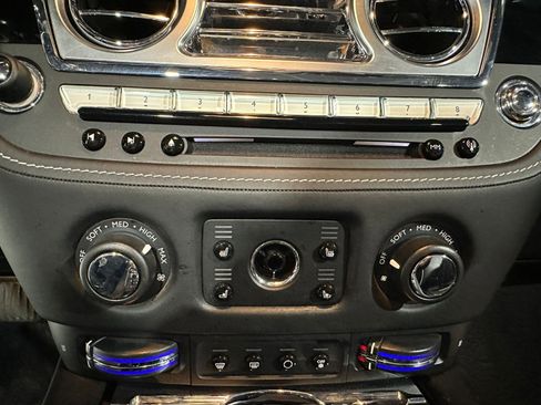 Used 2019 Rolls-Royce Dawn image 33