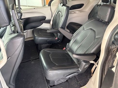 Used 2017 Chrysler Pacifica Touring-L Plus image 12