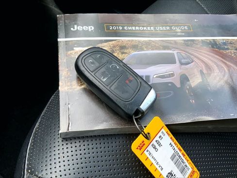 Used 2019 Jeep Cherokee Limited AWD/4WD image 18