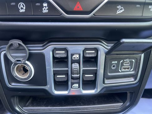 Used 2020 Jeep Wrangler Unlimited Sahara AWD/4WD image 41