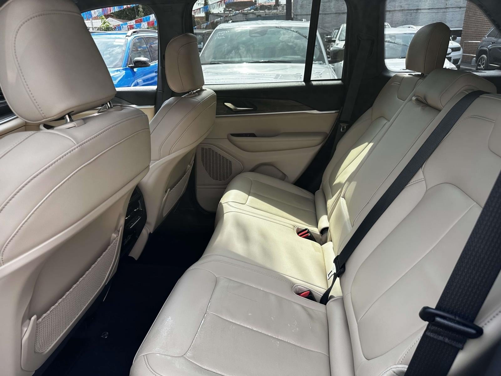 Used 2023 Jeep Grand Cherokee Limited AWD/4WD image 16