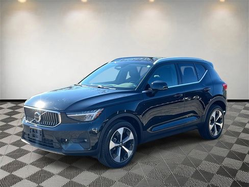 Used 2023 Volvo XC40 B5 Ultimate w/ Climate Package image 7