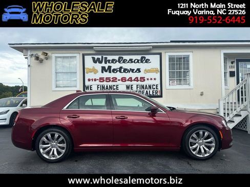 Used 2018 Chrysler 300 Touring L image 1