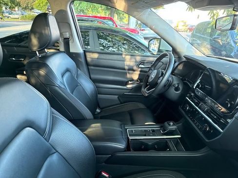 Certified 2023 Nissan Pathfinder SL w/ Lighting Package (N92) FWD image 3
